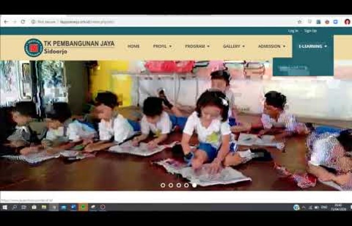 MTutorial 1 mengisi berita di website Sekolah Pembangunan Jaya Sidoarjo